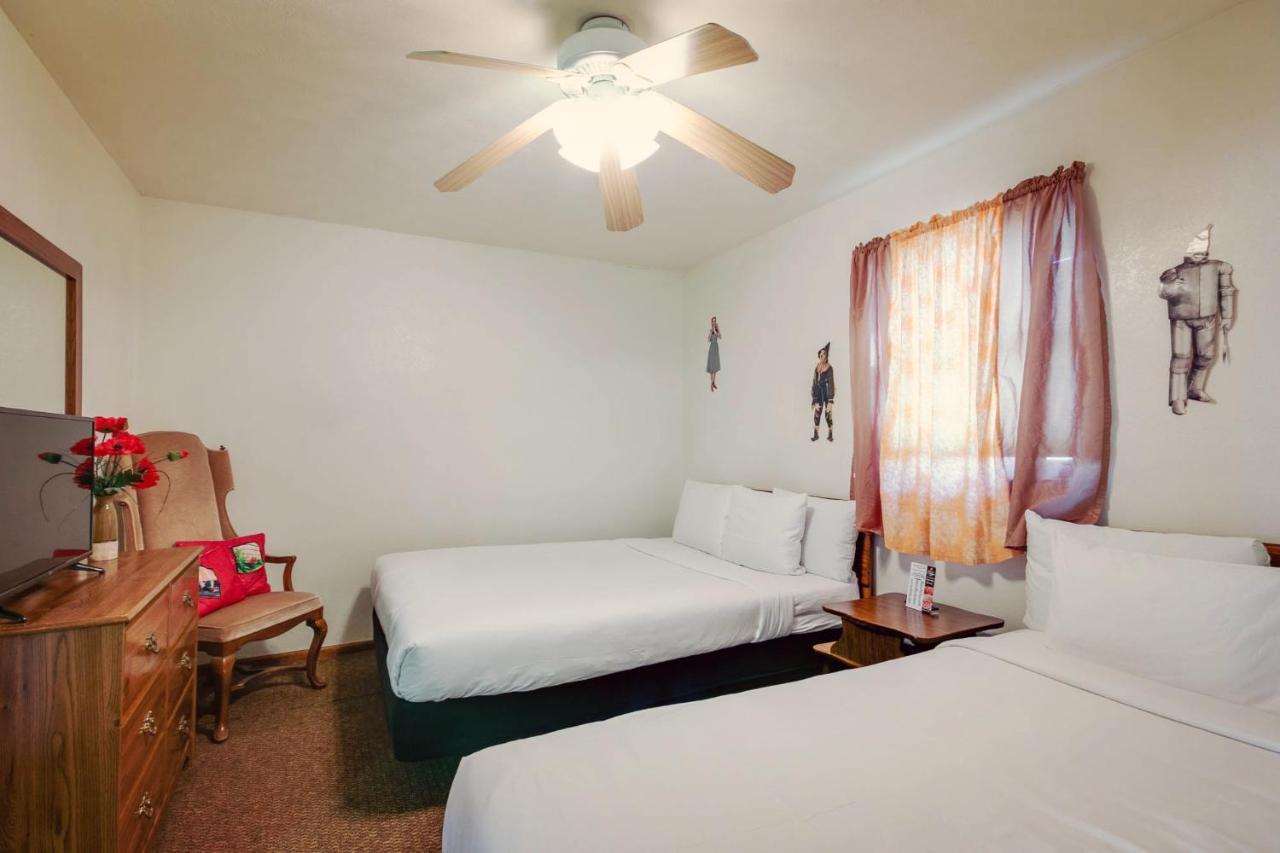 Simmer Motel Wamego Zewnętrze zdjęcie